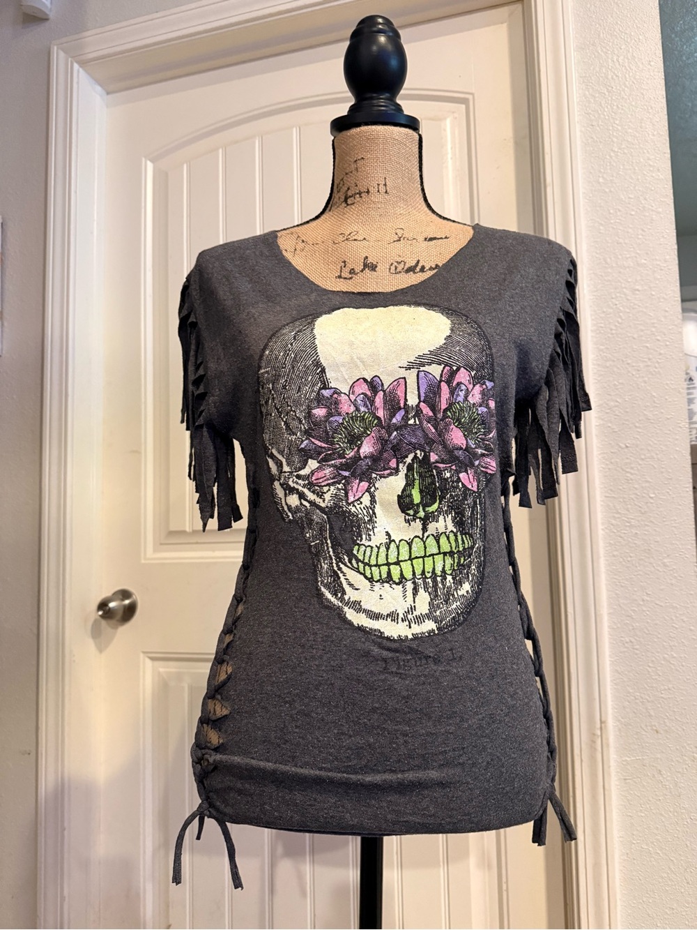 Fringed Skull Graphic Tee with Floral Accents - Dark Gray